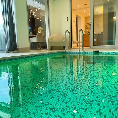 Magnolia House With Indoor Swimming Pool And Sauna
